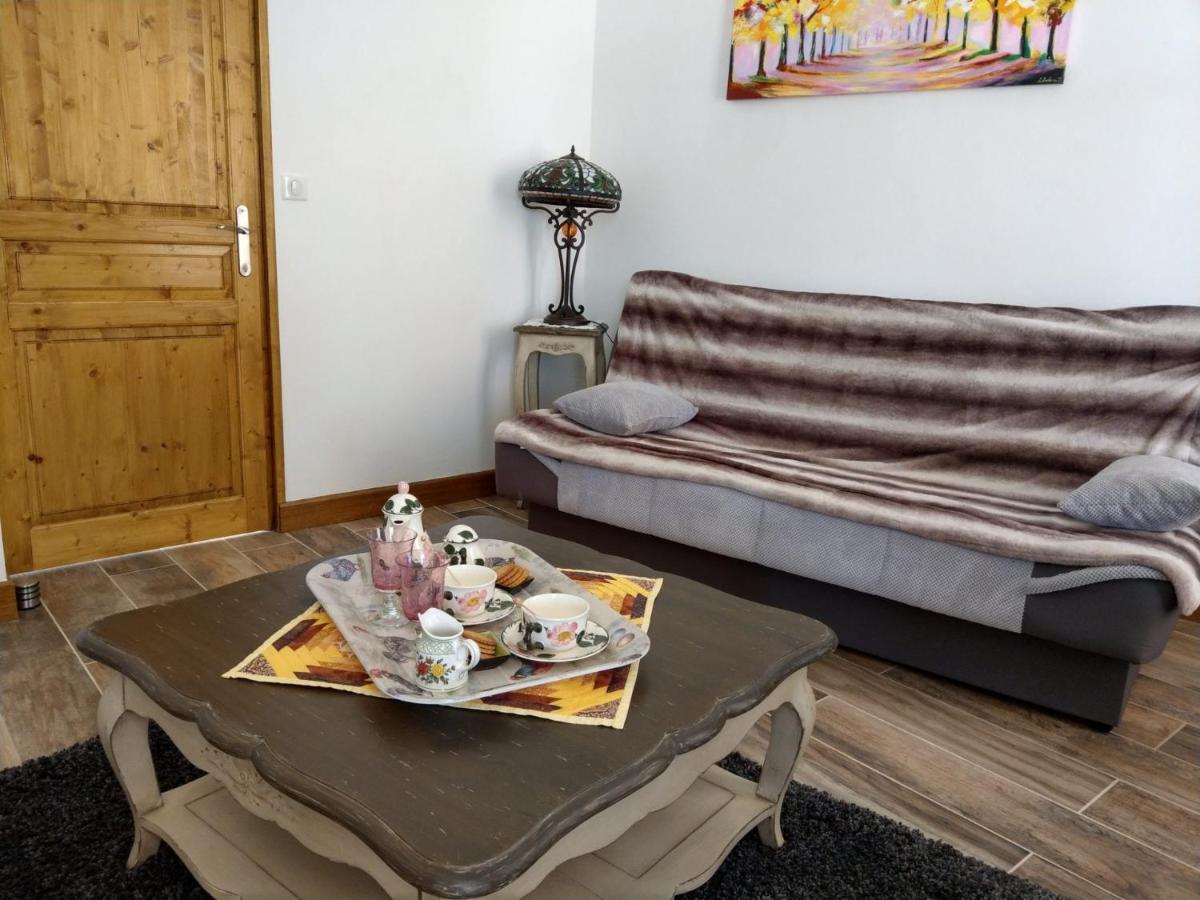 Les chambres d'hôtes de la Frissonnette Auzelles Extérieur photo